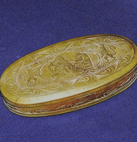 Diese ovale Tabakdose aus Messing ist eine holländische Arbeit und datiert in das 18. Jahrhundert. Der Deckel und Boden sind flächig mit gravierten Bildmotiven verziert, darunter wahrscheinlich eine Darstellung der Heiligen Familie im Tempel.