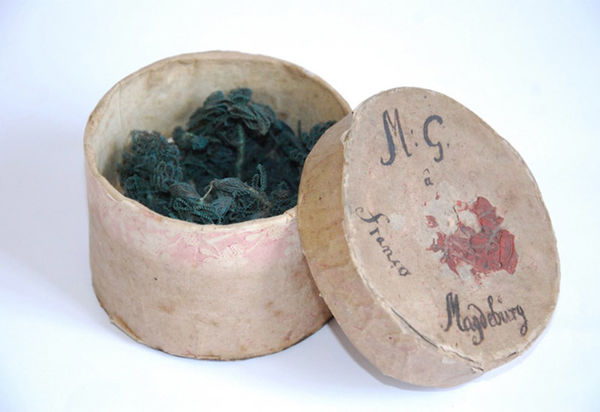 Das filigrane Krönchen wurde im Jahr 1797 von einer Braut aus der Magdeburger Gegend getragen. Der Zeitzer Geschichts- und Altertumsverein für Zeitz und Umgegend konnte es als Geschenk in Originalverpackung entgegen nehmen.