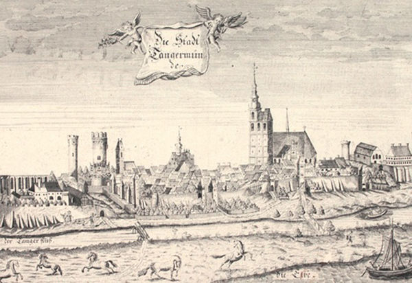 Den Stich erstellt Georg Paul Busch im 18. Jh. Tangermünde ist mit dem Tanger und der Elbe von Osten her gesehen.  Bezeichnet: Die Stadt Tangermünde. u.l.: u.m.: u.r.: G. P. Busch. sculp.