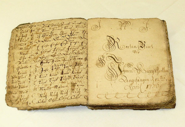 Dieses Rechenbuch des Johann Georg Grothe aus Neukirchen enthält auf 232 Seiten Eintragungen aus den Jahren 1756 und 1757 und wurde offenbar im kaufmännischen Unterricht während einer Lehrausbildung verwendet.