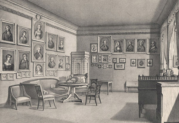 Das Bild zeigt ein Wohnzimmer in dem zahlreiche Porträts an der Wand hängen. Sie zeigen Männer und Frauen. Auf der linken Seite oben hängt über dem Porträt einer Frau ein Kranz. Ebenso liegt ein Lorbeerkranz auf dem Tisch vor dem Sofa. In ihm kann man den Namenszug Urania, der Muse der Sternenkunde erkennen. Insgesamt zeigt die Abbildung die Porträtsammlung von Elisa von der Recke, den so genannten  Freundschaftstempel, in dem sie Bilder ihrer Freunde und Freundinnen versammelte. Sie war mit vielen bekannten Personen (bspw. Friedrich Nicolai, Friedrich Gottlieb Klopstock, Johann Wilhelm Ludwig Gleim, Matthias Claudius, Johann Bernhard Basedow, Carl Philipp Emanuel Bach, Anton Graff, Johann Heinrich Wilhelm Tischbein, Immanuel Kant, Johann Georg Hamann, den Schauspieler Friedrich Ludwig Schröder, Johann Wolfgang von Goethe und Friedrich Schiller) im ausgehenden 18. Jahrhundert befreundet oder stand zumindest brieflich mit ihnen in Kontakt. 