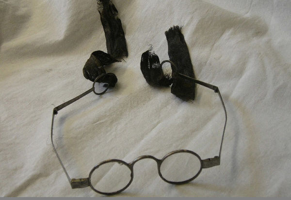 Die Brille des Dichters und Begründers der klassischen deutschen Literatur Friedrich Gottlieb Klopstock (1724-1803) wurde dem Museum um 1900 von den Nachkommen Klopstocks zweiter Frau geschenkt. Die geschliffenen runden Gläser sind in einem Metallrahmen befestigt, an dem sich bewegliche, gebogene Bügel befinden, die in einem Ring enden und die mit Seidenbändern zusammenzubinden sind.
