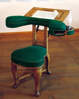 Der Schreibsessel Johann Wilhelm Ludwig Gleims, vorwärts und rittlings zu ’besetzen’ - ein Schreibmöbel, das die Geselligkeits- und Schreibkultur der 2. Hälfte des 18. Jahrhunderts sinnfällig macht. Vereinzelte ähnliche Sessel exisitieren in England und Frankreich.