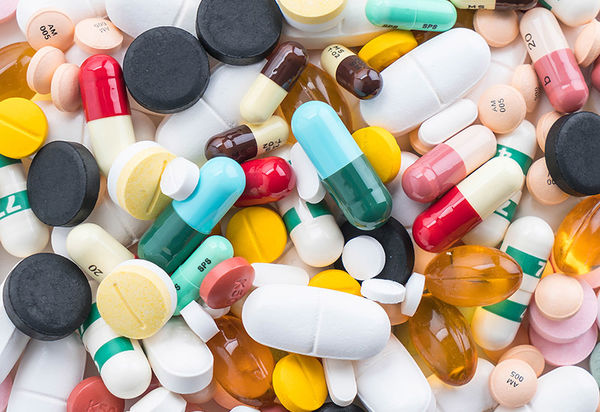 Tabletten, Kapseln, Pillen, kleine und große, bunt und weiß. Medikamente, die manchen Heilung oder Linderung bringen. Bei manchen hängt die Frage, ob es sich um eine Droge handelt, nur von dr Dosierung ab.