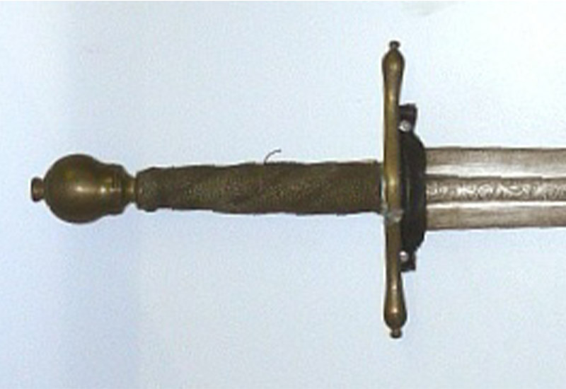 Dieses Richtschwert gelangte im Jahre 1908 als Geschenk des Amtsgerichts Beetzendorf in die Sammlung des Altmärkischen Museums. Es datiert in das Jahr 1712. Knopf und Parierstange sind vergoldet, die Hilze mit Messingdraht umwickelt.